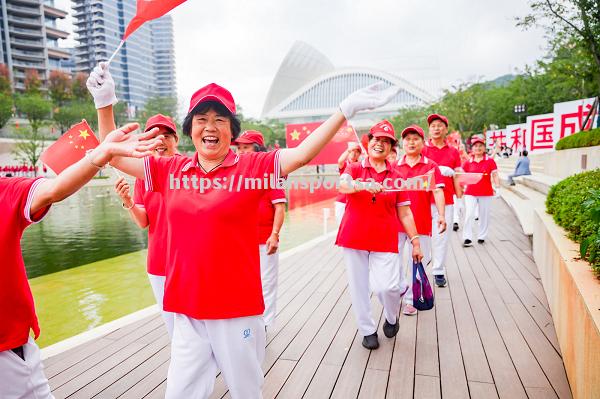 队员庆祝胜利，灿烂笑容感染全场