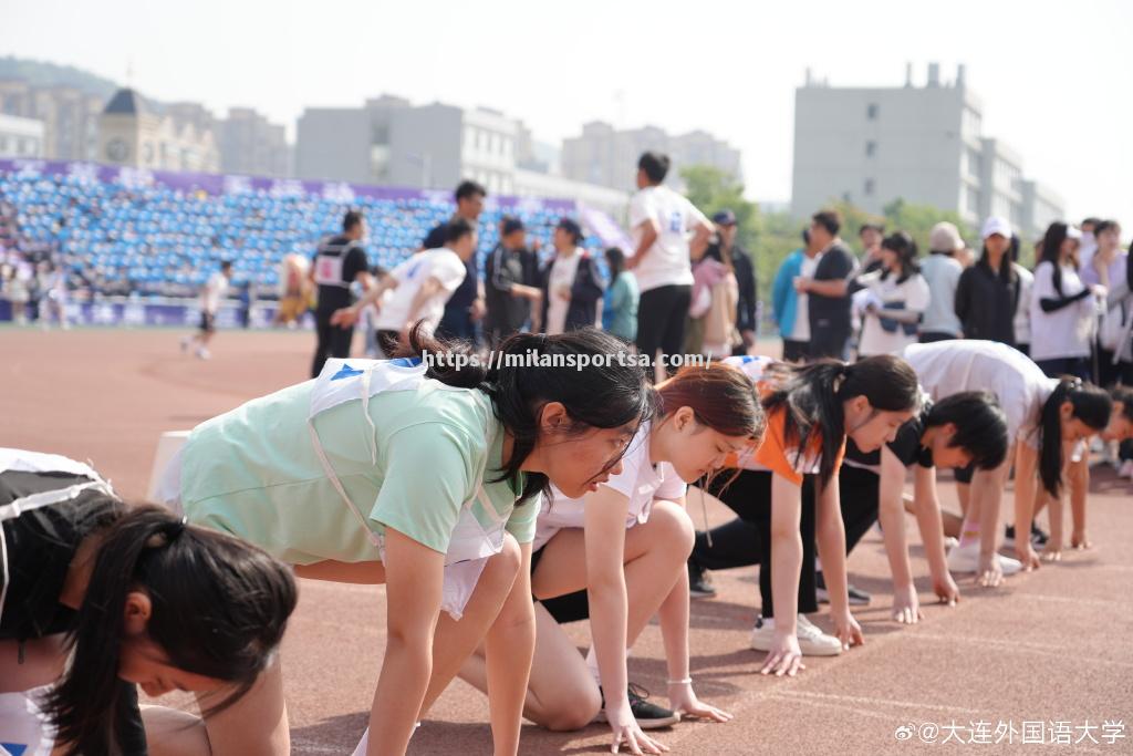 运动员们在竞技场上发挥巅峰表现，抢眼耀眼